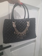 Torebka Guess czarna złote łańcuszki 