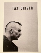 Czarno biały plakat z filmu Taxi driver Robert De Niro