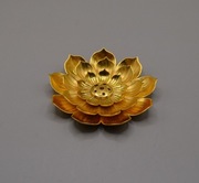 Kadzielnica z lotosem średnia złota 6x6 cm