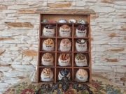 Dekoracyjna drewniana półka z woreczkami przypraw i zbóż Styl rustykalny