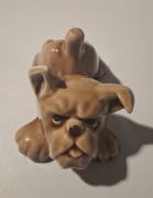 Figurka psa wykonana jest z ceramiki pokrytej brązowym szkliwem Kuka Rydza 