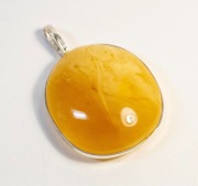 Wisiorek z bursztynu oprawiony w srebro