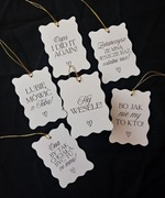 Zawieszki na alkohol z falowanymi krawędziami 