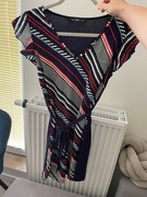 Sukienka granatowa w kolorowe paski