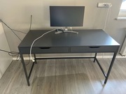 Biurko, monitor, kontener z szufladami 