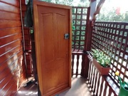 ! Drzwi sosnowe zewnętrzne lakierowane prawe z zamkiem GERDA i progiem , 80