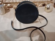 Stylowa, okrągła torebka o sztywnej konstrukcji. Kolor czarny.