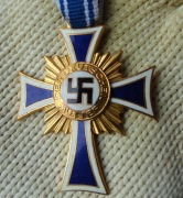 ZŁOTY  KRZYŻ  MATKI  Z TASIEMKĄ  .  PIĘKNY  ORYGINAŁ 