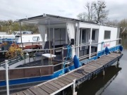 Houseboat, dom na wodzie z panelami solarnymi 