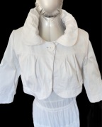 Modne białe bolerko z dekoracyjnym kołnierzem