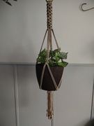 Kwietnik  wiszący  na balkon ze sznurka, makrama. 