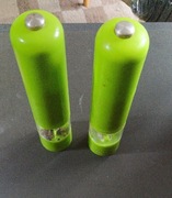 dwa młynki do soli i pieprzu kuchenne z silniczkiem i podświetleniem