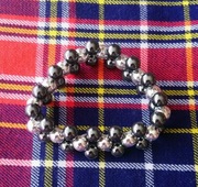 Bransoletka damska perły na gumce w kolorze grafitowo - srebrnym