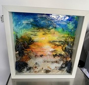 Obraz z żywicy epoksydowej w głębokiej ramce z bursztynami i oświetleniem