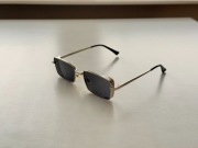 STYLOWE OKULARY | ZŁOTA OPRAWA I CIEMNE SZKŁA | ELEGANCJA I CHARAKTER