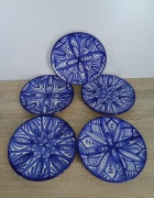 Zestaw 5 talerzy dekoracyjnych – ceramika ręcznie zdobiona (kobalt)