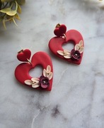 Czerwone wiszące serca z kwiatowym motywem z gliny polimerowej 