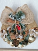 Wianek z naturalnej juty z suszonymi owocami, kwiatami. Dekoracja domu. 