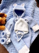 Ręcznie robiony zestaw dla niemowlaka 0–3m – kocyk,kombinezon,czapka,buciki