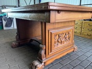 Zestaw mebli drewnianych stół z rzeźbionymi krzesłami