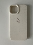 Beżowe etui iPhone 13 z grafiką sercem