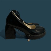 Lakierowane buty na platformie