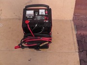 Prostownik do ładowania  akumulatorów samochodowych 12 Volt