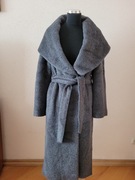 Płaszcz Patrizia Aryton z wełny suri alpaka, długi z kapturem i paskiem.