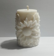 ŚWIECZKA OZDOBNA WOLNOSTOJĄCA  W KSZTAŁCIE CYLINDRA Z KWIATEM - biała