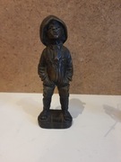 Figurka chłopca z brązu