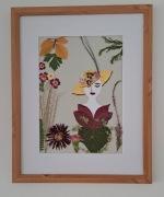 Obraz z suszonych kwiatów. Delikatna kobieta w żółtym kapeluszu.Handmade