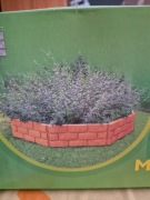 Wysoki murek ogrodowy palisada trawnikowa obrzeże kamień płotek kolor szary