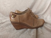 Beżowe jasno brązowe botki Clarks ze skóry naturalnej 37,5