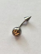 Kolczyk do pępka z napisem "evil inside"