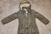 Oliwkowa kurtka parka przejściowa dla dziewczynki YMI, L