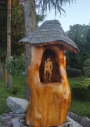 Kapliczka ogrodowa,rzeżba Chrystusa Frasobliwego