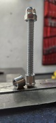 Śruba i tulejki mechanizmu składania Motus Pro 10