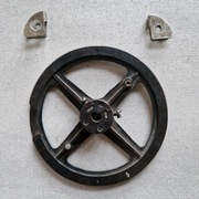 Stare radio Pionier:  koło i części obudowy