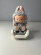 Mini fotelik samochodowy dla Labubu – szary kolor