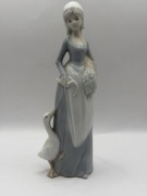 Porcelanowa figurka Gęsiarka z sierpem