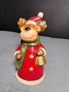 Figurka renifera w świątecznym stroju, trzymającego dzwonek.