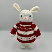 Pluszak królik w ubranku sweterku świątecznym na szydełku