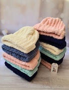 Szydełkowa czapka handmade z pluszowej włóczki na zimę 