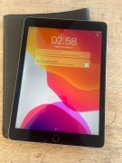 iPad Air 2 (16 GB, stan perfekcyjny) + sleeve Mujjo