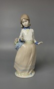 Figurka porcelanowa dziewczynka z koszem kwiatów firmy Lladro (Spain)