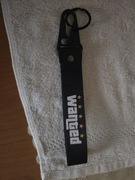 Brelok Wanted – czarny pasek, streetwear / gaming / styl casual