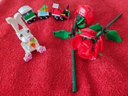 Lego klocki, róże, pociąg, królik, zabawki