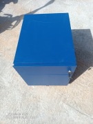 Szafka metalowa z szufladami zamykana na klucz i na kółkach 