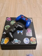 PlayStation 4 PRO 1Tb +2 pady