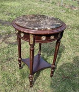 Zabytkowy stolik z marmurowym blatem 